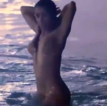Salma Hayek!!! Erotic body in beach – New video OLF leakd