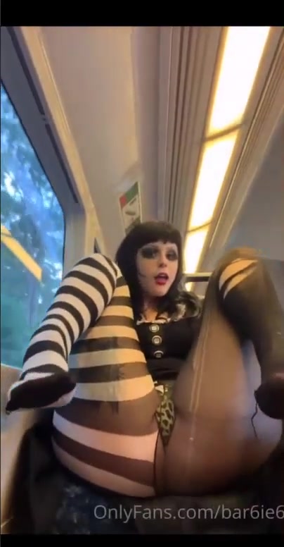6ar6ie6 nude in train