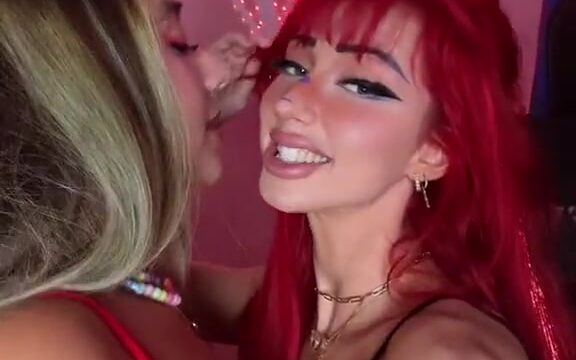 Jotasy lesbian kissing